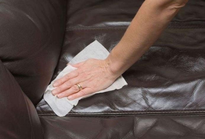 Очистить обивку дивана от разводов