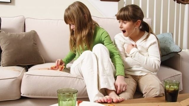 Как быстро, эффективно и безопасно почистить диван содой и уксусом в домашних условиях?