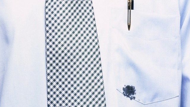 Как отстирать ручку с белой одежды