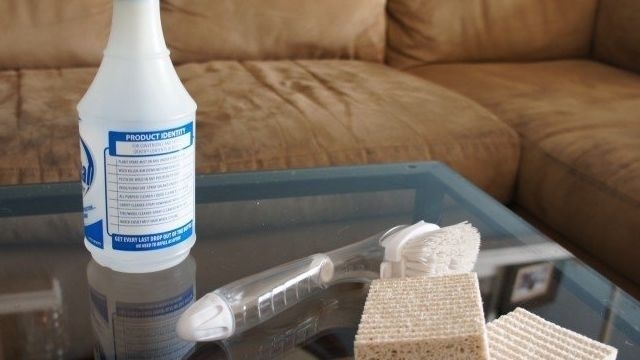 Как почистить диван от грязи в домашних условиях