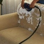 Как почистить диван от засаленности