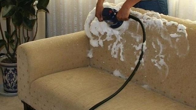 Как почистить диван от засаленности