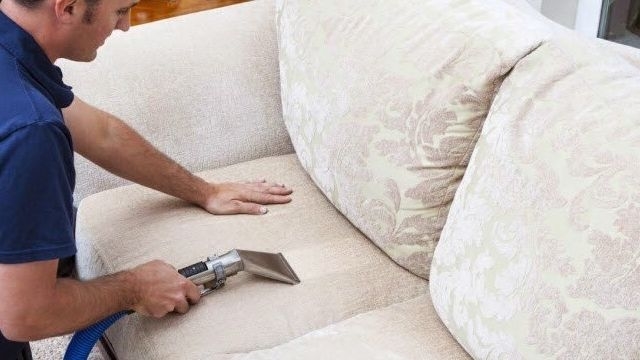 Очищаем диван от пятен в домашних условиях