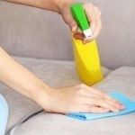 Простые способы чистки дивана от пятен и запаха за 15 минут в домашних условиях