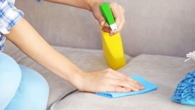 Простые способы чистки дивана от пятен и запаха за 15 минут в домашних условиях