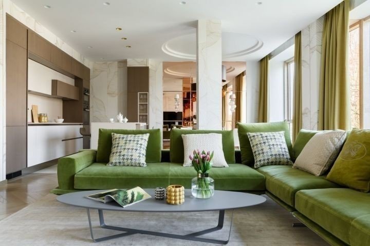 Светло зеленый диван в интерьере