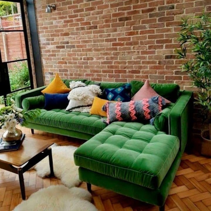 Зеленый диван в сканди интерьере