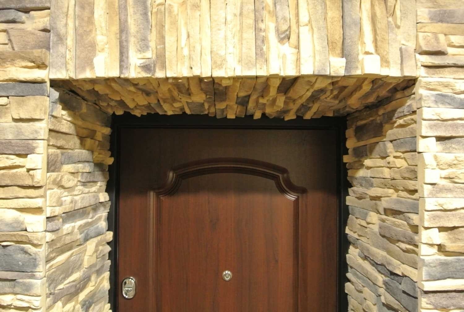 Отделка входной двери изнутри декоративным камнем