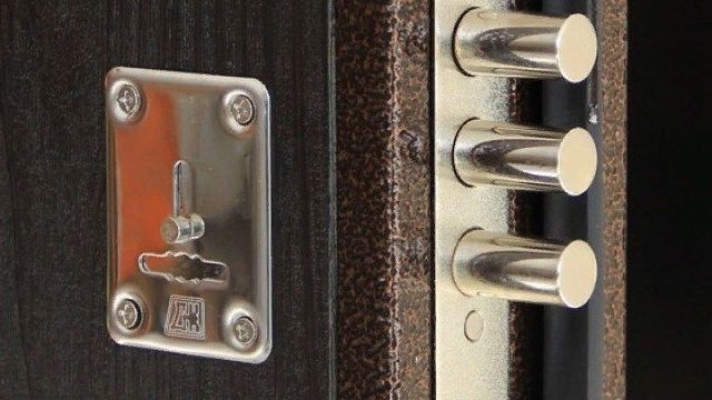 Замена замка в металлической двери в квартире