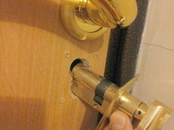 Разбор дверной ручки межкомнатной двери с замком