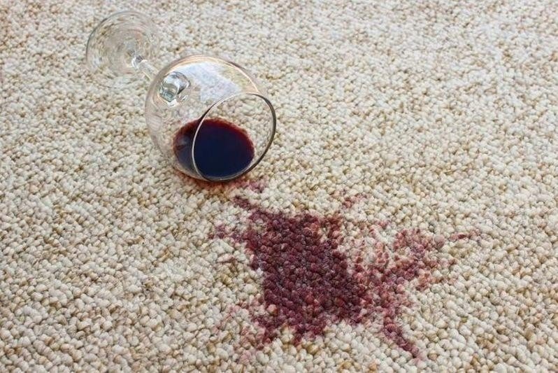 Разлитое вино на ковре