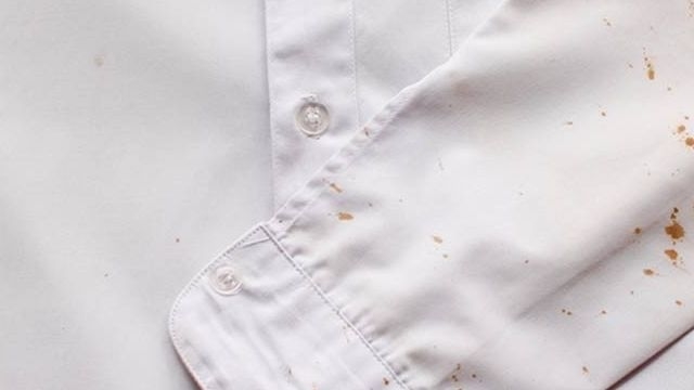 Как отстирать ржавчину с белой одежды