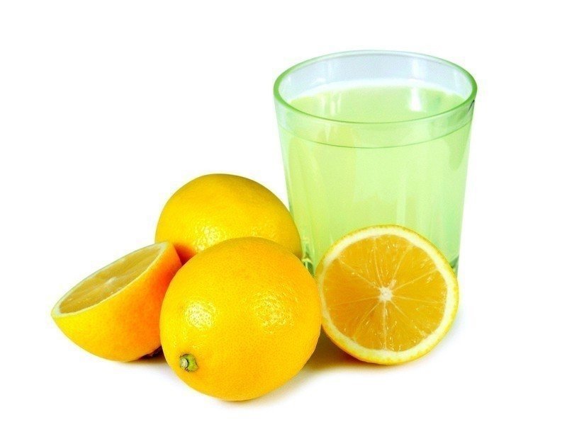 Лимонный сок на белом фоне