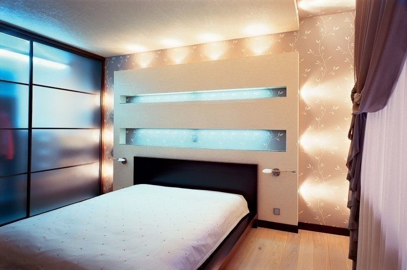 Спальня в стиле хайтек с подсветкой