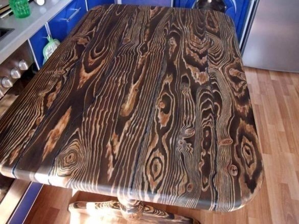 Стол из брашированного дерева