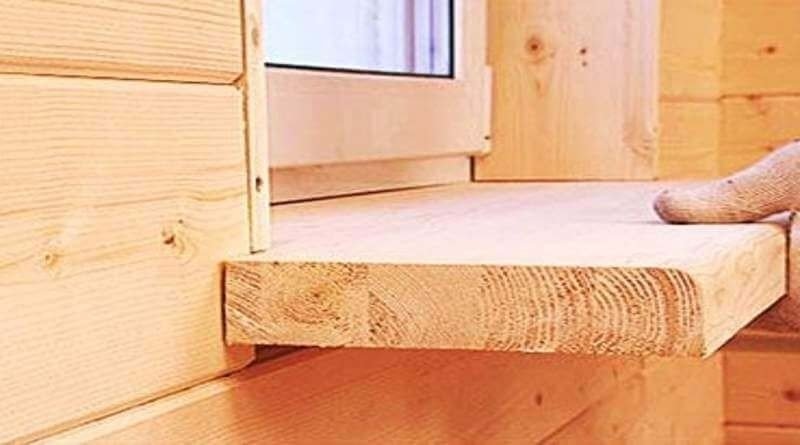 Подоконник в деревянном доме