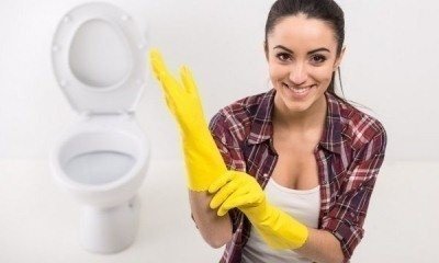 Женщина чистит туалет