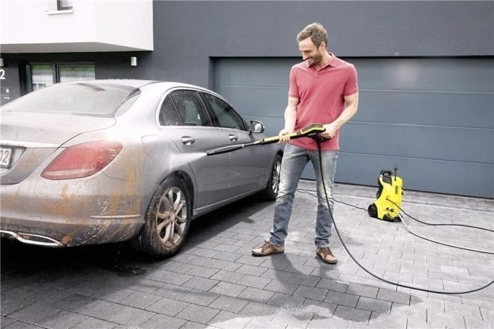 Мытье машины с помощью керхера