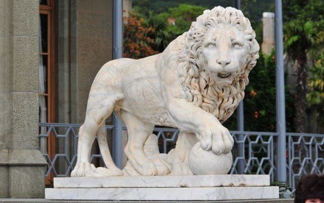 Гранитовые скульптуры львов