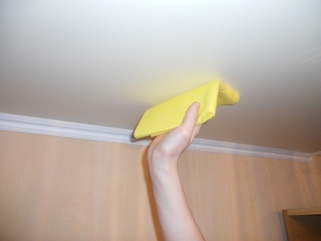 Отмыть желтый натяжной потолок