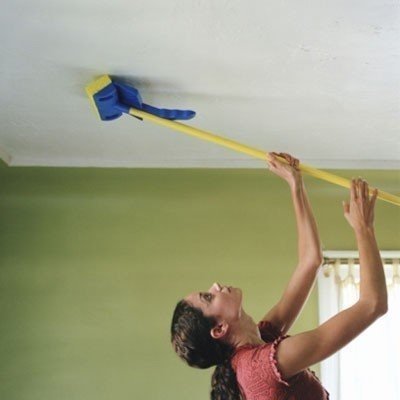 Помыть пластиковый потолок