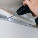 Как заклеить дырку в натяжном потолке, если случайно порезал полотно