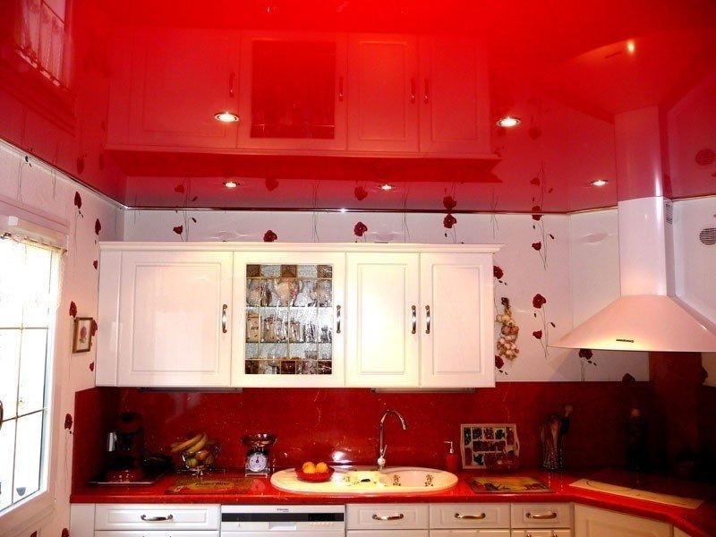 Бордовый натяжной потолок на кухне