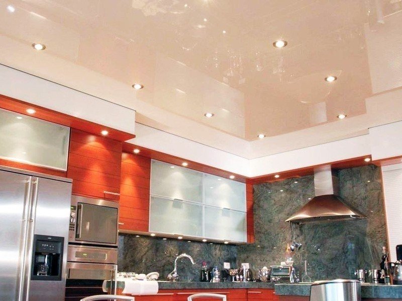 Натяжной потолок глянец на кухне