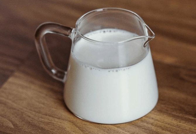 Молоко в молочнике