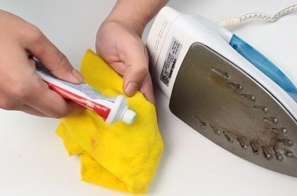 Способов очистить утюг от нагара зубной пастой