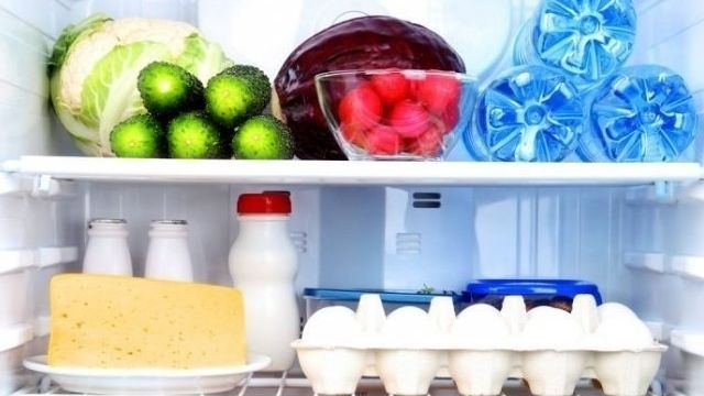Как правильно и чем помыть холодильник внутри