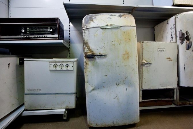Старые и сломанные холодильники