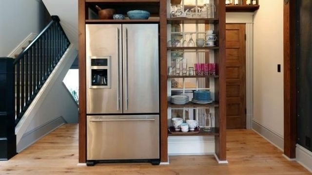 Холодильник в коридоре: дизайн прихожей с холодильником. Как спрятать его в коридоре «хрущевки» и где разместить в маленьком и большом коридоре?