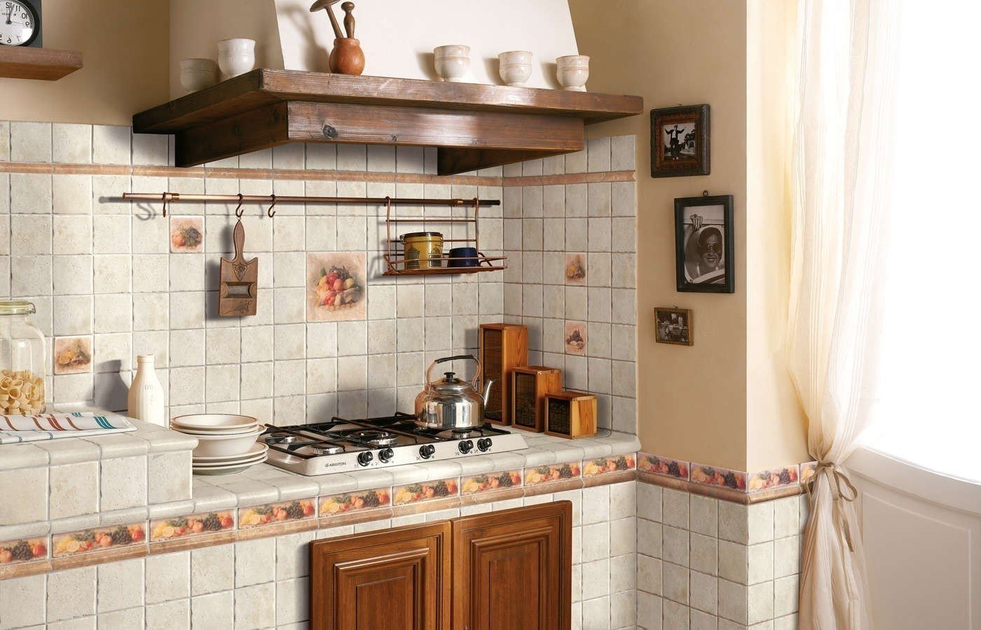 Кухонный гарнитур из керамической плитки