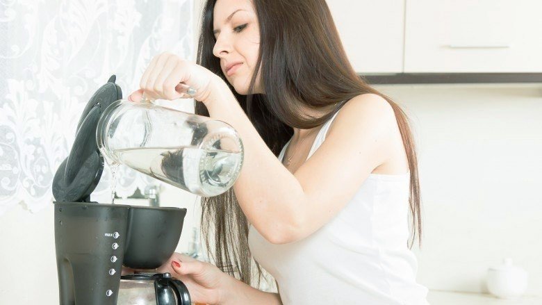 Девушка наливает кофе