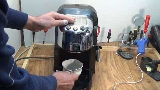 Почему протекает вода из-под корпуса кофемашины?