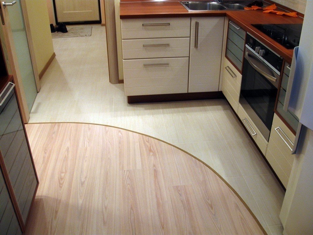 Комбинированный пол на кухне плитка и ламинат