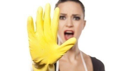 Женщина в желтых перчатках