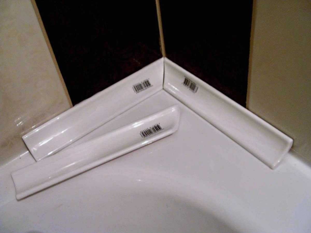 Пластиковый уголок для ванной на плитку