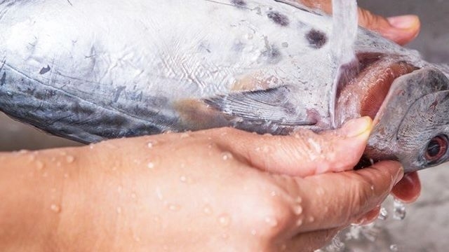 Что сделать, чтобы руки не пахли рыбой?