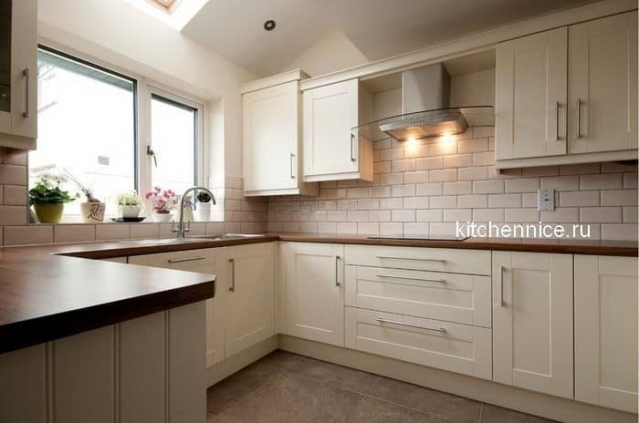 Кухня белая с деревянными шкафчиками
