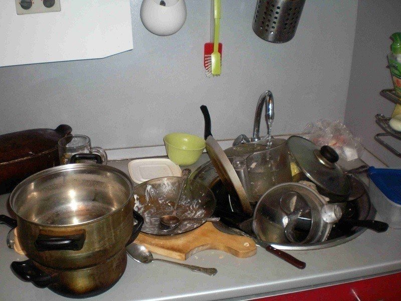 Грязная посуда в раковине