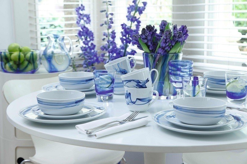 Сервировка стола с синей посудой