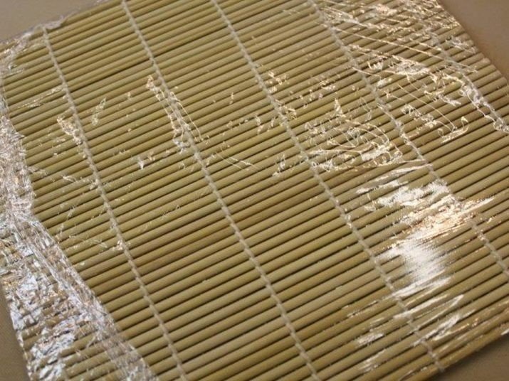Бамбуковый коврик в пищевой пленке