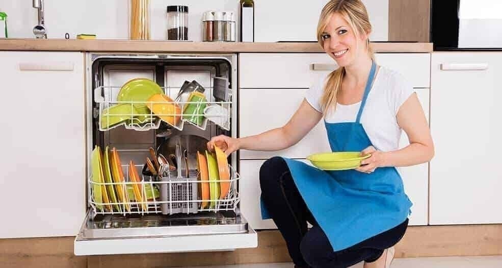 Посудомоечная машина и хозяйка