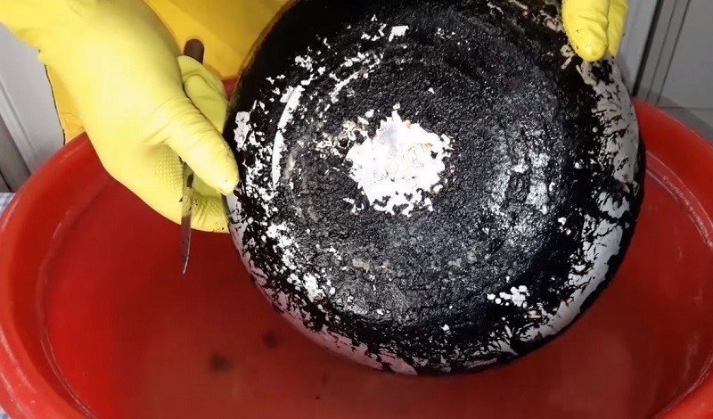 Очистить сковороду от нагара канцелярским клеем