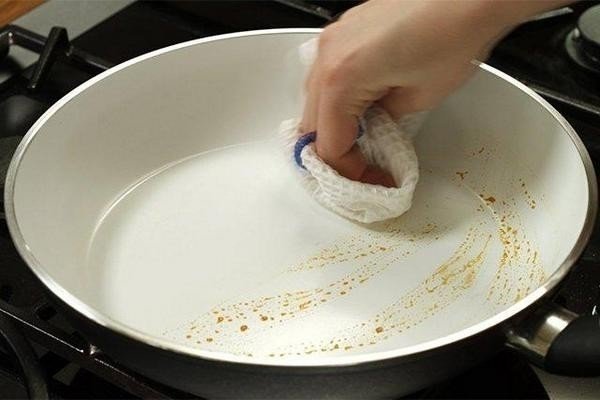 Чистка керамической сковороды
