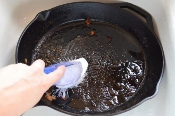 Очистить сковороду от сильного нагара