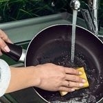 Можно ли мыть горячую сковороду сразу после приготовления пищи?