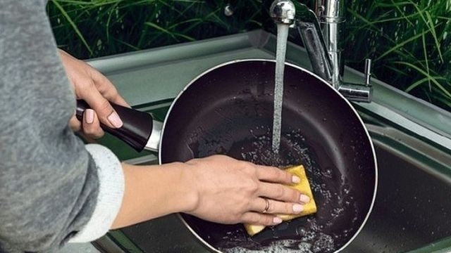 Можно ли мыть горячую сковороду сразу после приготовления пищи?